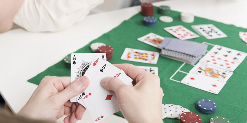 Kaip reikia žaisti pokerį kortomis internete - keturi tūzai rankose