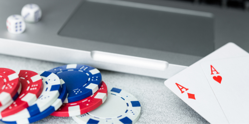 Žetonai, kauliukai ir kortos - kur žaisti pokerį online