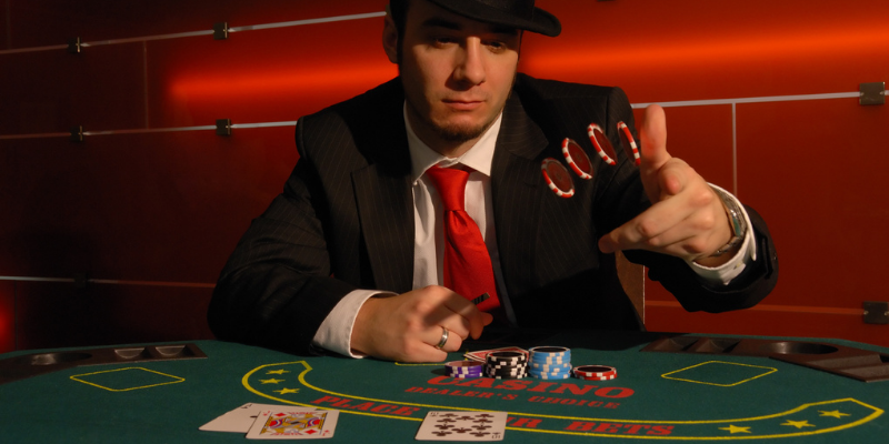 Pokerio žaidėjas atlieka statymą